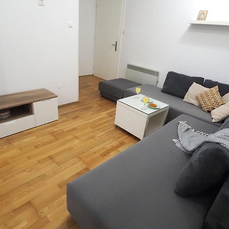 Apartment With Garden In Барбарига Экстерьер фото
