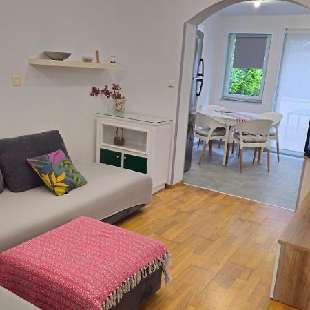 Apartment With Garden In Барбарига Экстерьер фото